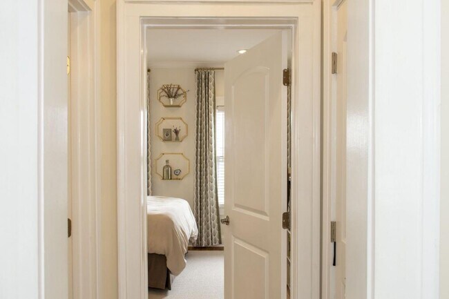 Building Photo - 801 Durant Pl NE