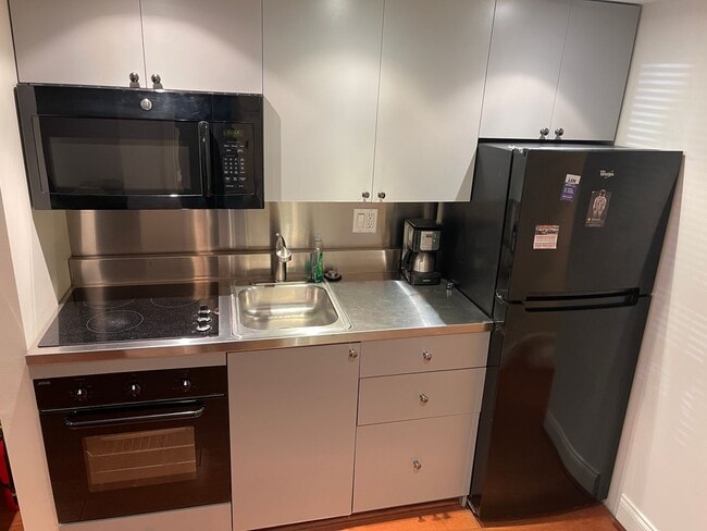Building Photo - Fully Furnished English Basement near Capi...