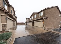 Building Photo - Centrally Located End Unit 3 Bed Townhome ...
