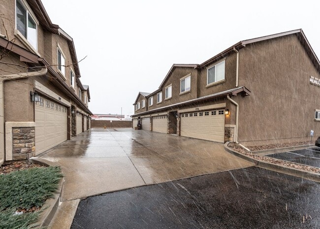 Building Photo - Centrally Located End Unit 3 Bed Townhouse in D20