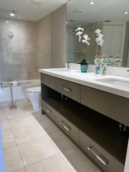 Building Photo - 3500 Mystic Pointe Dr