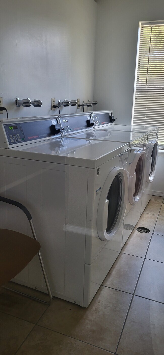 Building Photo - 505 Oppenheimer Dr