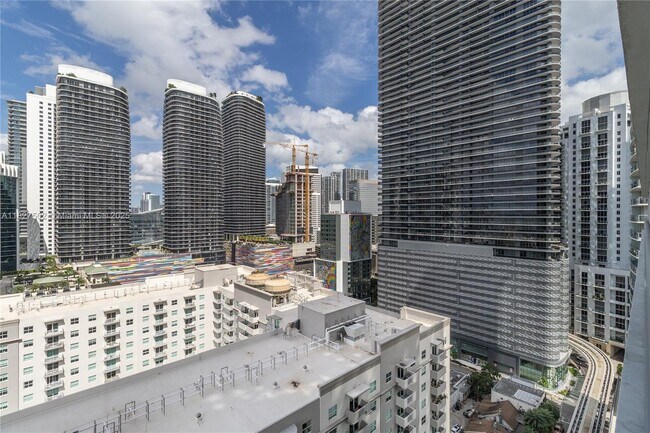 Building Photo - 1111 SW 1st Ave