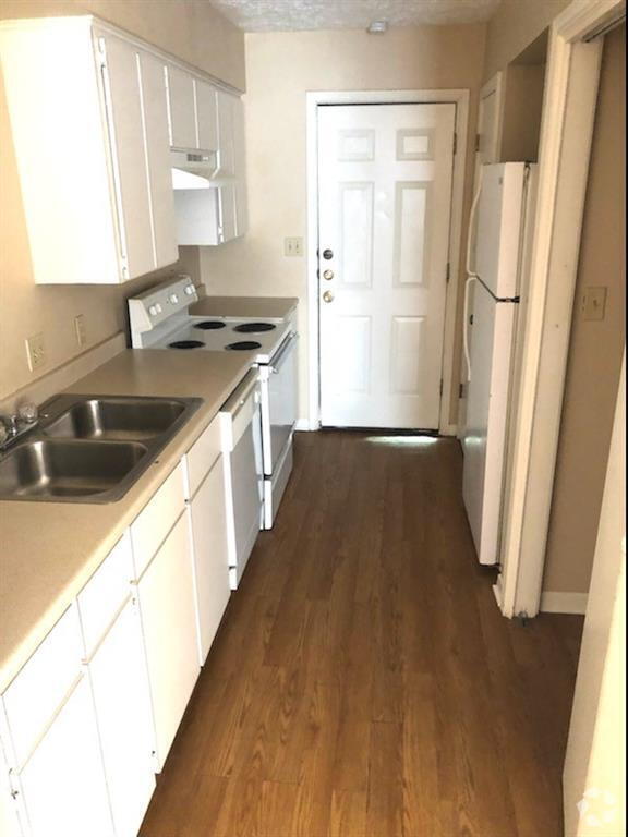 Building Photo - "Spacious 2-Bed, 2-Bath Oasis in the Heart...