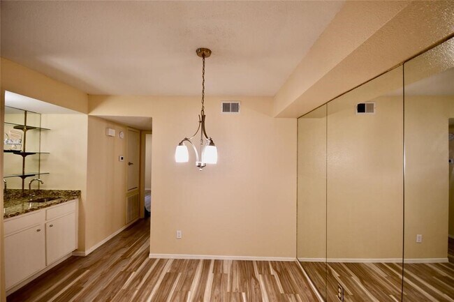 Building Photo - 1818 Augusta Dr