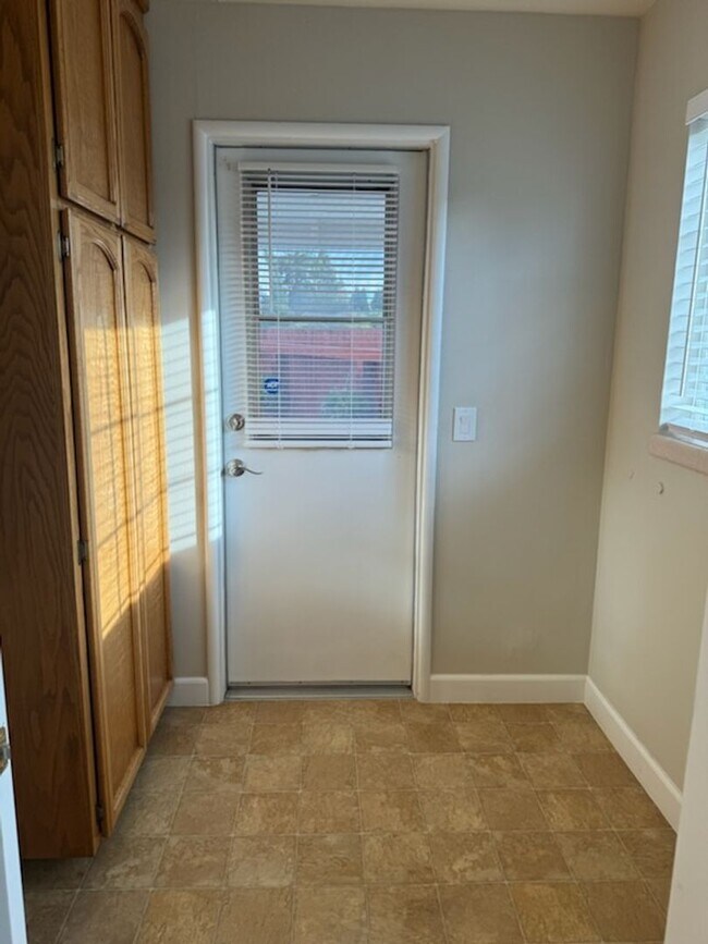 Building Photo - Beautiful 3 Bedroom 1.5 Bath Home, Close to Santana Row.