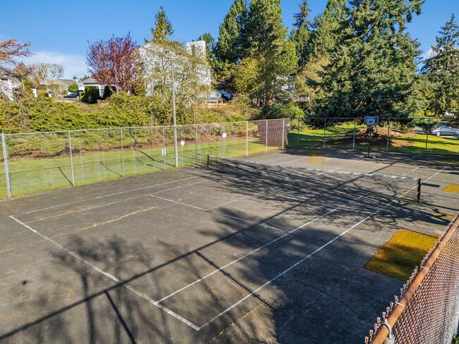 Building Photo - Top-Floor Condo with Panoramic Lake Easter Views, Vaulted Ceilings & Modern Updates!