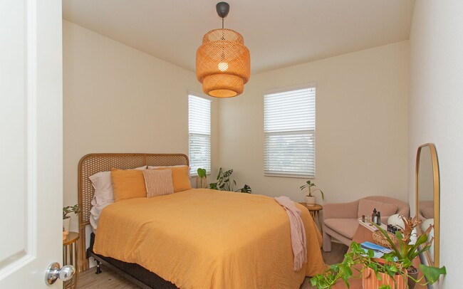Building Photo - Large Corner-End Townhouse in Oceanside!