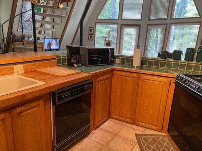 Building Photo - 2 Bedroom 2 bath Mountain Chalet close to ...