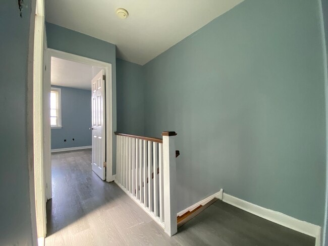 Building Photo - 3B1B Row House Available Sep 1st