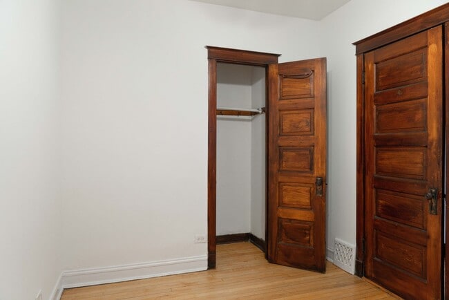 Building Photo - Lakeview / Southport Corridor - 2 Bed / 1 ...