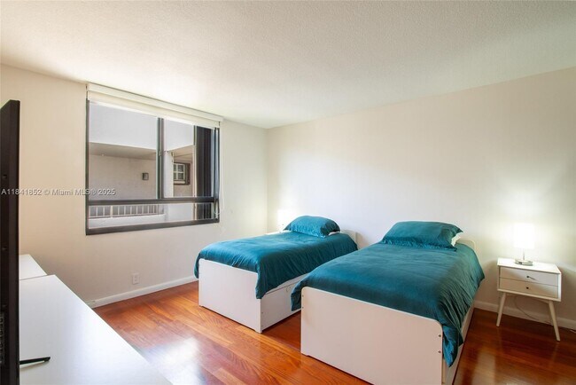 Building Photo - 181 Crandon Blvd