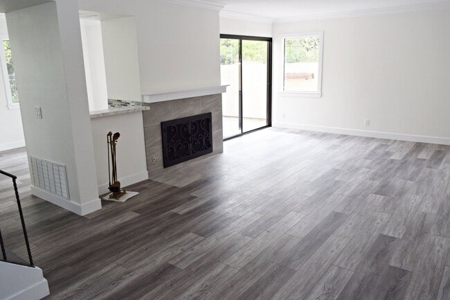 Building Photo - Stunning 4BR 2.5BA UTC Townhome - Updated ...
