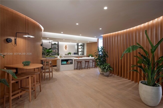 Building Photo - 2655 S Bayshore Dr