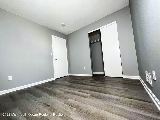 Building Photo - 313 Tulip Ln