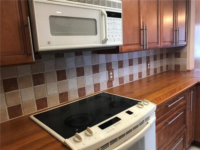 Building Photo - 4559 Lakeway Dr