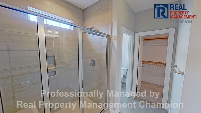 Building Photo - Spacious 4 BD Executive Home Loaded with U...