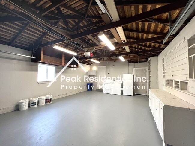 Building Photo - Beautifully Updated 3bd/2ba Home with 2 Car Garage!