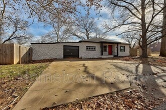 Building Photo - 1103 N Louisa Ave