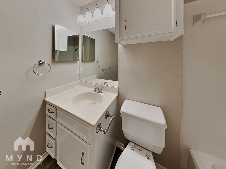 Building Photo - 4801 Meadowood Dr