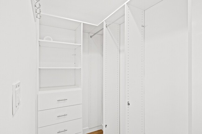 Building Photo - Traditional home | 3 bed 3 bath | Prime Pico-Robertson Area