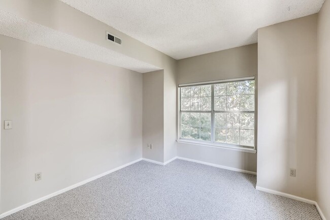 Building Photo - Cozy 2BED/2BATH Condo AVAILABLE April 4!