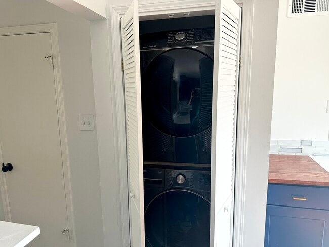 Building Photo - 7718 Royal Ln