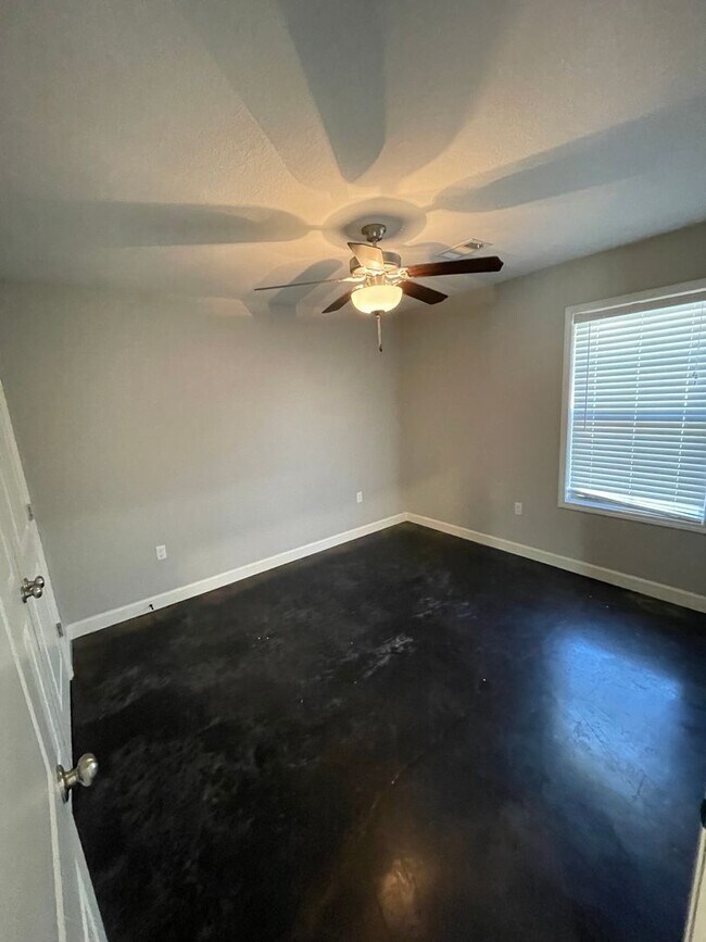 Building Photo - 337 Wolf Den Dr