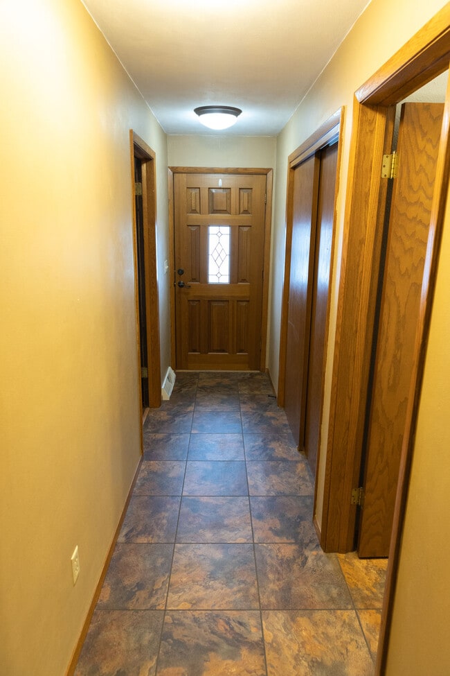 Building Photo - N1614 Meadowview Dr