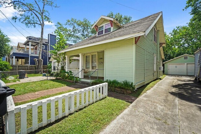 Building Photo - 1320 Alexander St