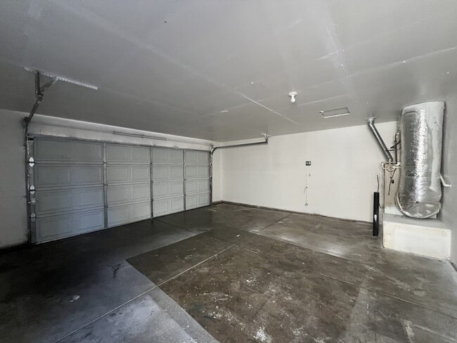 Building Photo - MOVE IN READY!!