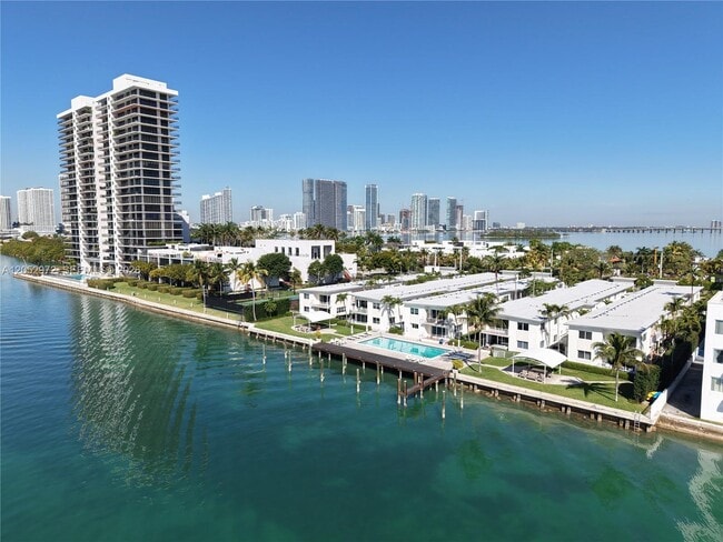 Building Photo - 1100 Venetian Way