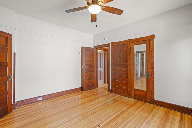 Building Photo - 975 University Ave