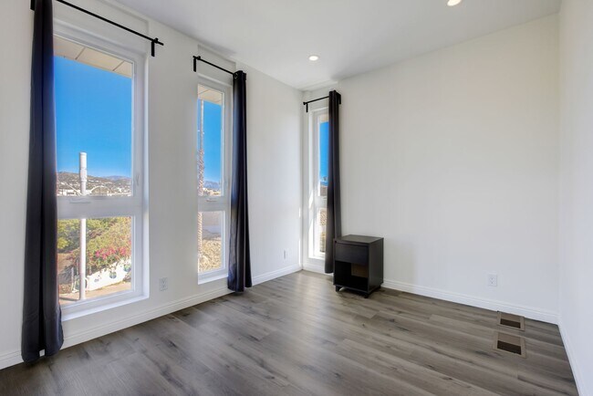 Building Photo - 837 N Kingsley Dr