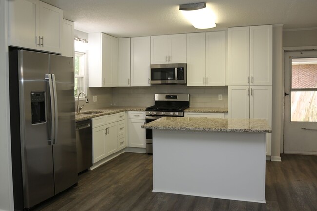 Building Photo - NEWLY RENOVATED Beautiful 3 bed 2 bath nea...