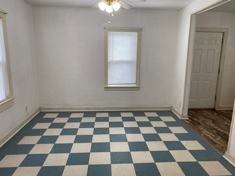 Building Photo - 611 Fredonia St