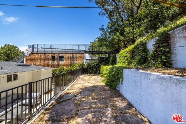Building Photo - 8876 Wonderland Ave