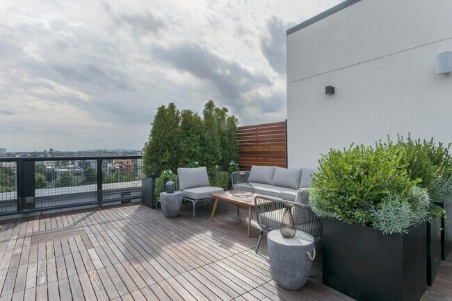 Building Photo - 372 9th St