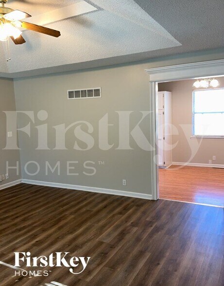 Building Photo - 1921 NE Red Oak Ln