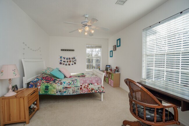 Building Photo - 1131 Enclave Square E
