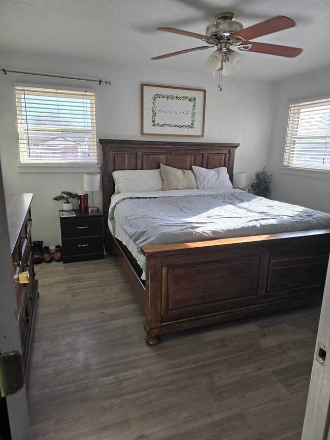 Building Photo - 1004 W Yucca Ave