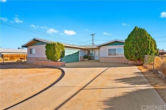 Primary Photo - Nice 3 bedroom / 2 bathroom House with lot...