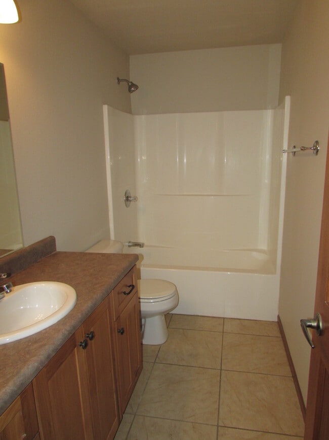 Building Photo - r1350