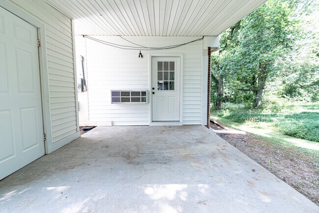 Building Photo - KY-150 Pembroke Oak Grove Rd