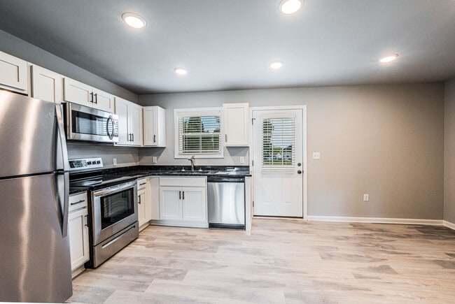 Building Photo - 245 Whispering Hills Blvd