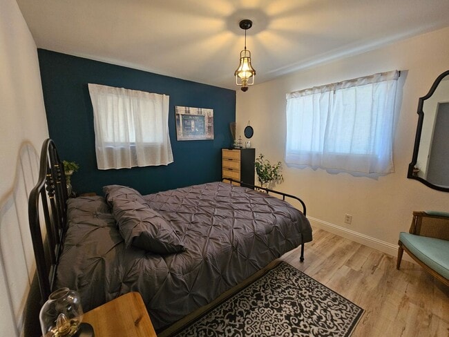 Building Photo - Spacious and Bright 2 Bed / 1 Bath with a ...