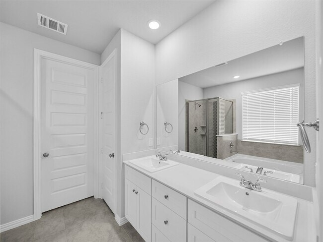 Building Photo - 3049 Elmwood St