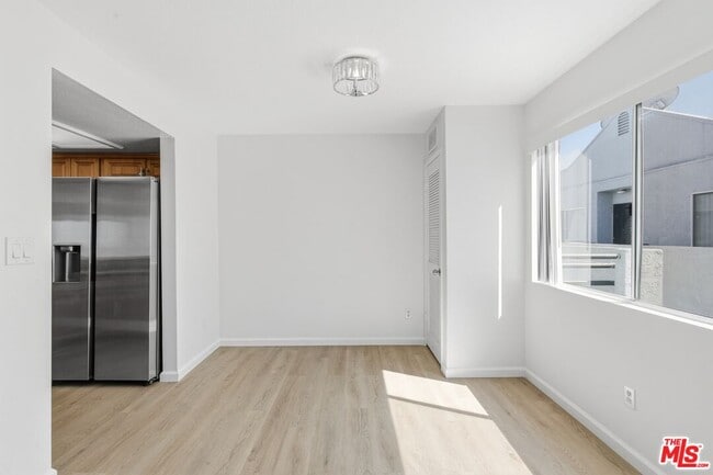 Building Photo - 1002 N Edgemont St