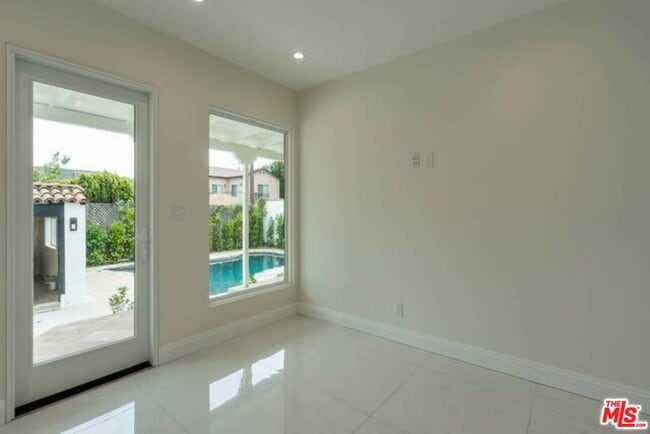 Building Photo - 10634 Wellworth Ave