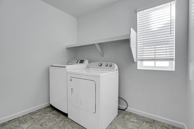 Building Photo - $2,995.95,  4-bed, 3.5-bath, located in Aurora with beautiful finishes.